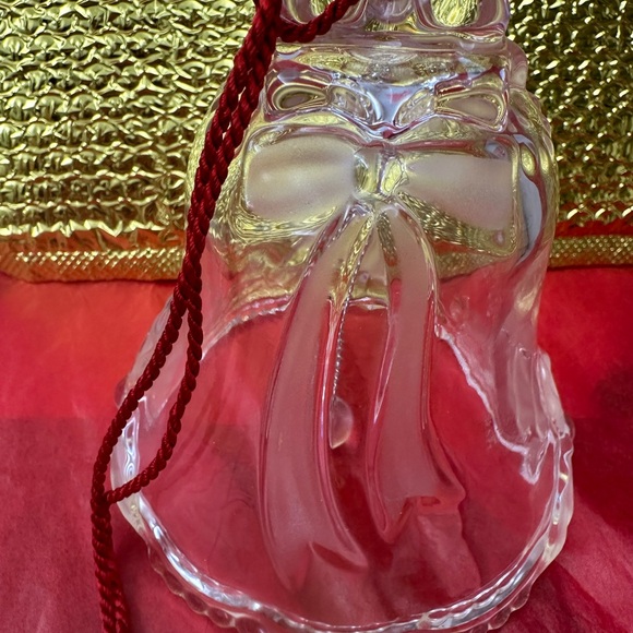 Christmas bell, etched tempered glass.
5” round, 5.5 “ height - Picture 2 of 4